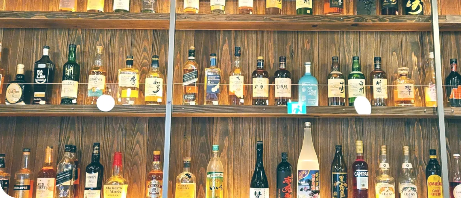 51BARの店内に並べられたお酒の写真